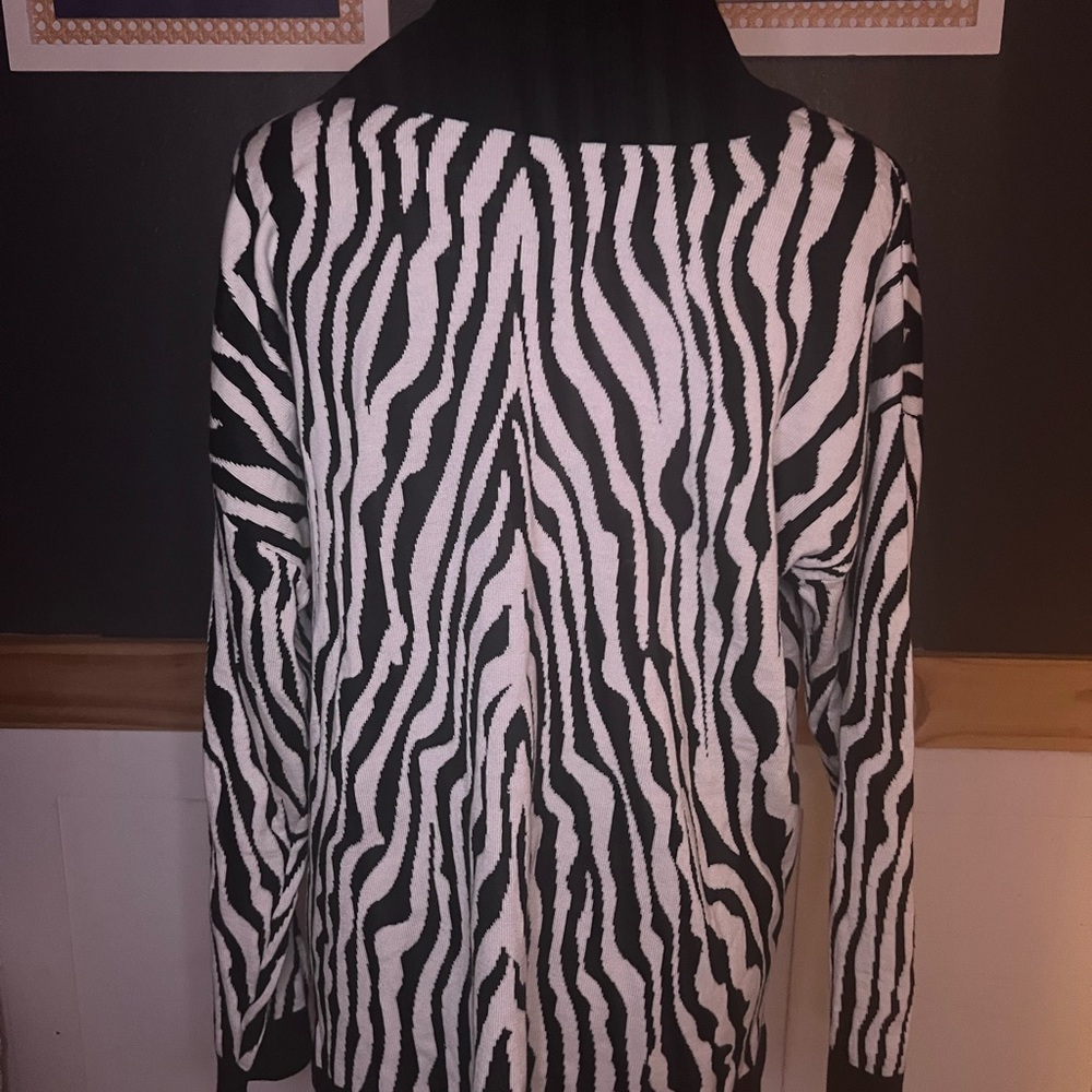 Calvin Klein animal print sweater size large - Picture 3 of 5